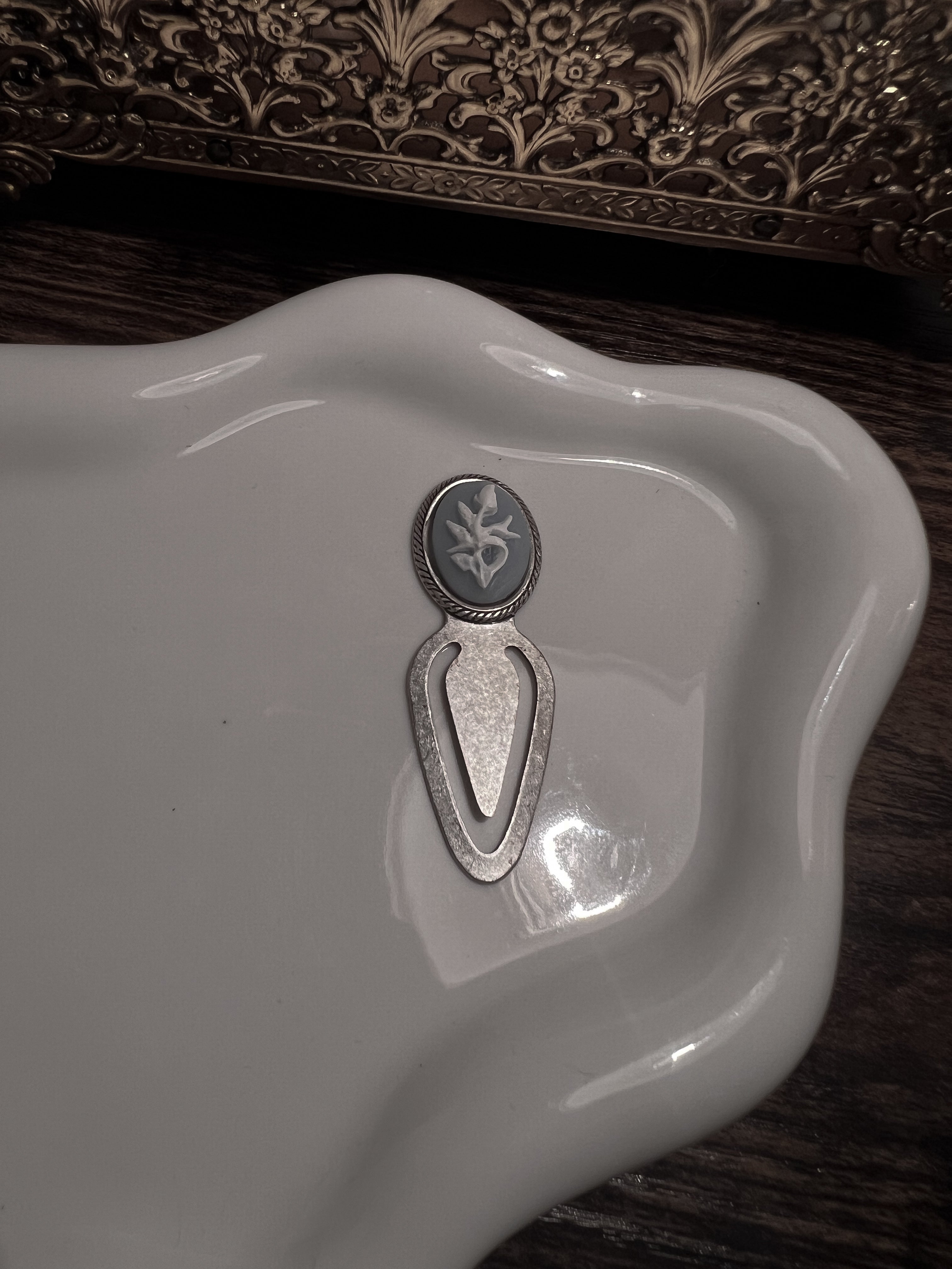 VAIGE Blue & white flower tulip bookmark silver